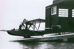 Een watervliegtuig op de helling van de tweede hangar.