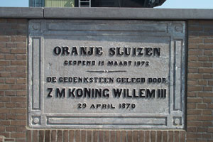 De herdenkingsteen van de Oranje Sluizen te Amsterdam.