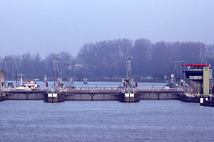 Oostaanzicht van de drie sluiskolken van de Oranje Sluizen te Amsterdam.