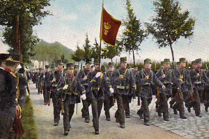 Manschappen van het 7de Regiment Infanterien op mars rond 1900.
