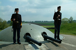Een tweetal soldaten bij de pantserkoepel van Fort bij Spijkerboor.